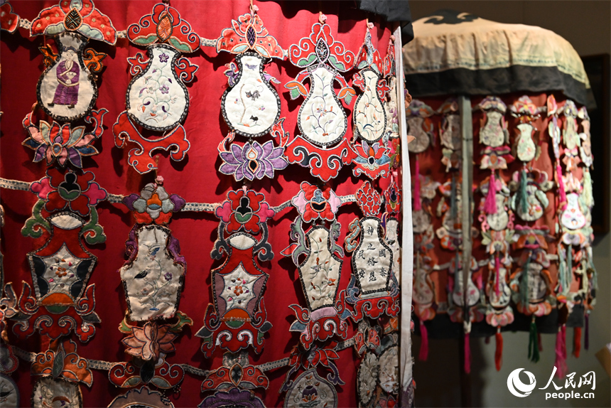 夏布繡博物館中展出的“萬民傘”。人民網 孟凡卓攝