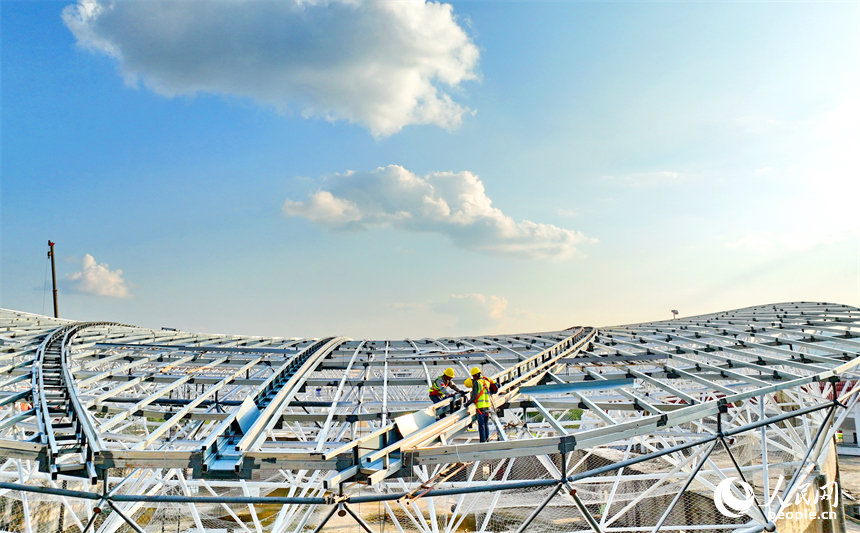 贛州市石城縣西城體育中心項目建設現場，工人在進行體育館鋼結構屋面網架安裝作業。人民網 朱海鵬攝
