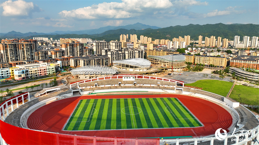 贛州市石城縣西城體育中心項目建設現場，工人在進行體育館鋼結構屋面網架安裝作業。人民網 朱海鵬攝