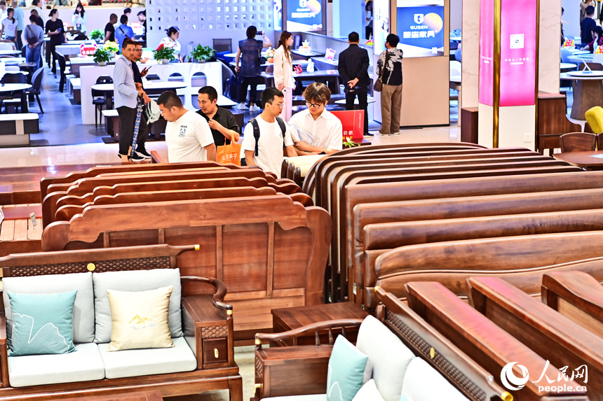 贛州市南康區的米蘭國際家居城，消費者在展廳咨詢補貼政策選購家具產品。人民網 朱海鵬攝