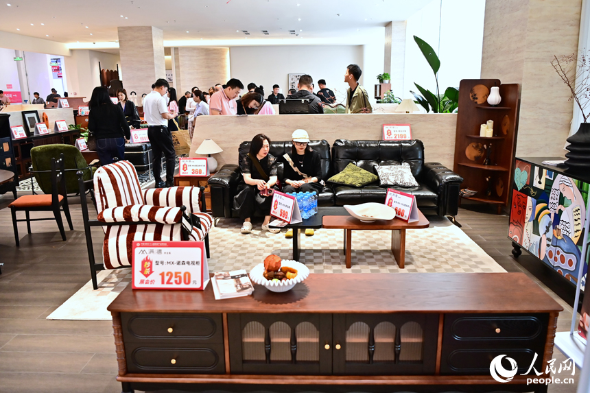 贛州市南康區的米蘭國際家居城，消費者在展廳咨詢補貼政策選購家具產品。人民網 朱海鵬攝