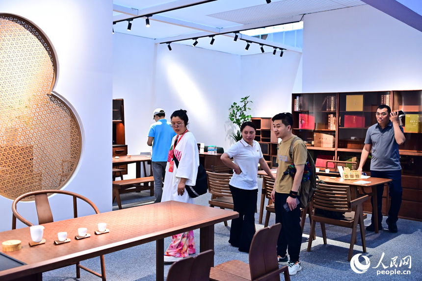 贛州市南康區的米蘭國際家居城，消費者在展廳咨詢補貼政策選購家具產品。人民網 朱海鵬攝