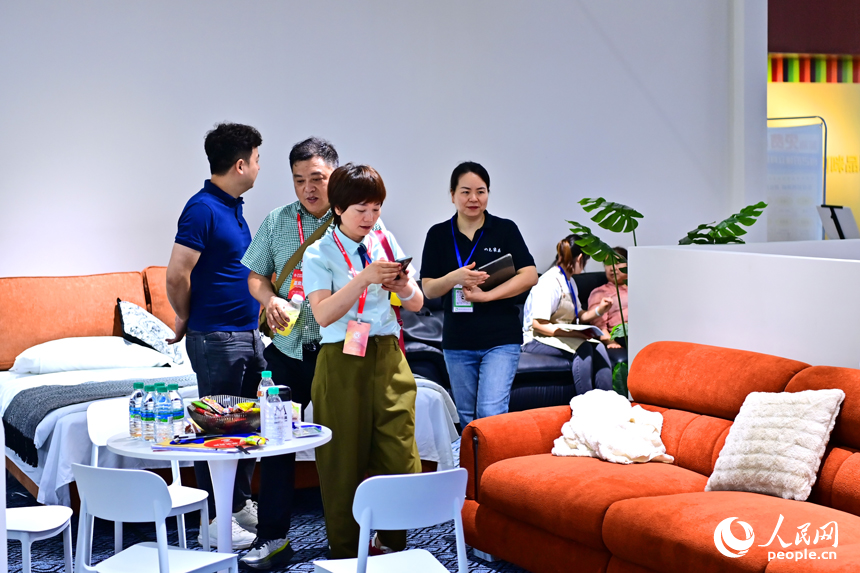 贛州市南康區的米蘭國際家居城，消費者在展廳咨詢補貼政策選購家具產品。人民網 朱海鵬攝