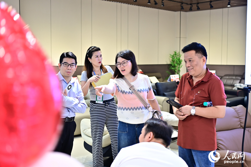 贛州市南康區的米蘭國際家居城，消費者在展廳咨詢補貼政策選購家具產品。人民網 朱海鵬攝