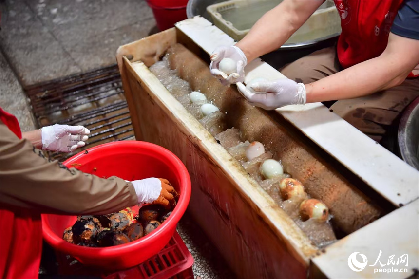 村民們清洗腌制后的咸鴨蛋。人民網記者 時雨攝