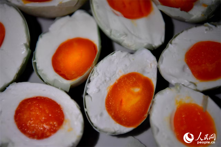 腌制、煮熟的咸鴨蛋起沙流油，令人垂涎。人民網記者 時雨攝