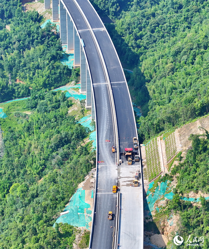 贛州市上猶縣陡水鎮的遂大高速上猶江特大橋項目施工現場，工人在進行大橋收尾施工。人民網 朱海鵬攝
