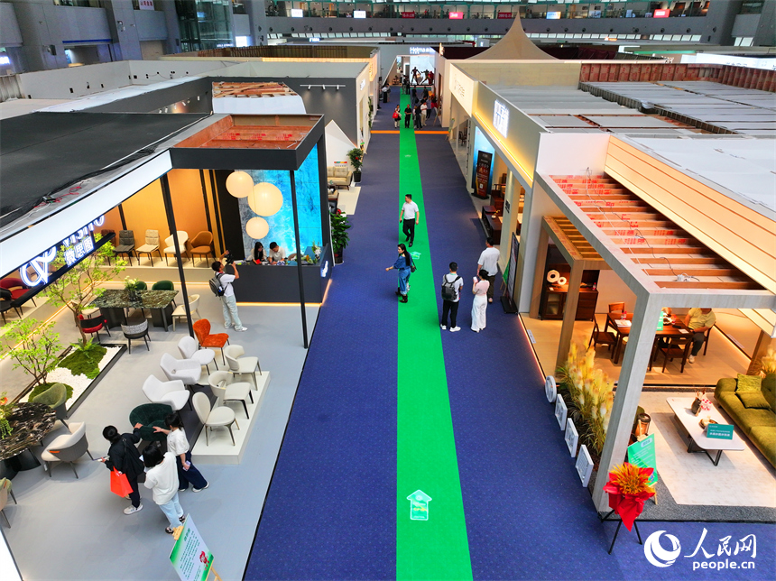贛州市南康區家居小鎮會展中心，觀眾在中國綠色家居展覽館參觀體驗綠色家居產品。人民網 朱海鵬攝