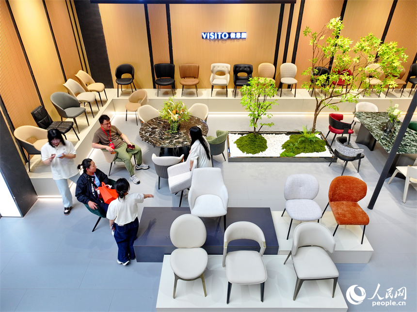 贛州市南康區家居小鎮會展中心，觀眾在中國綠色家居展覽館參觀體驗綠色家居產品。人民網 朱海鵬攝