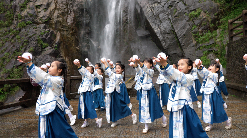 孩子們用天籟童聲唱響《玉盤》。陳旅攝