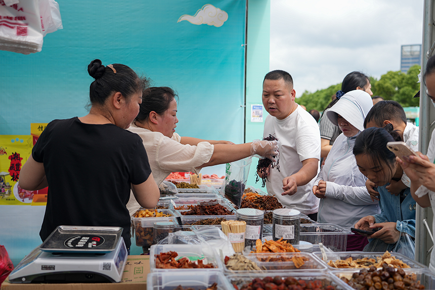 消費者正忙著選購當地自產自銷的農副產品。 人民網涂詩軒攝