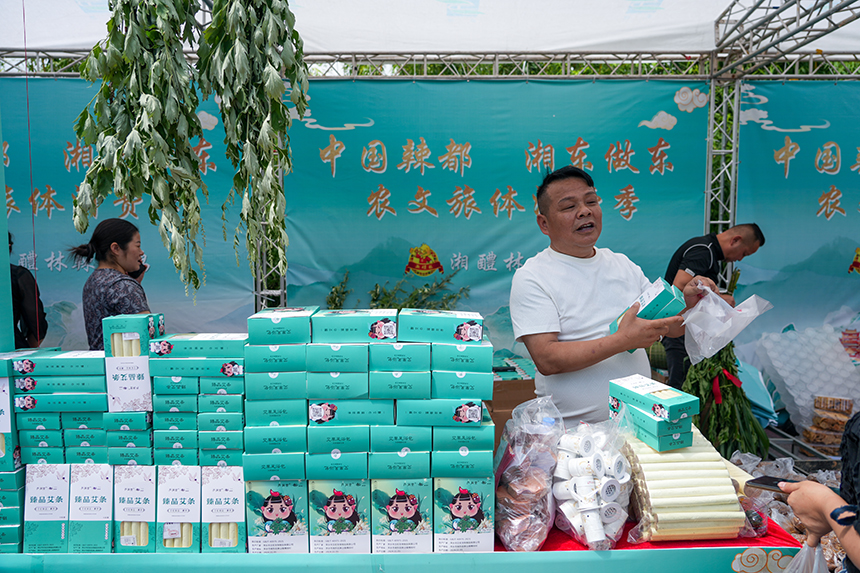 消費者正忙著選購當地自產自銷的農副產品。 人民網涂詩軒攝