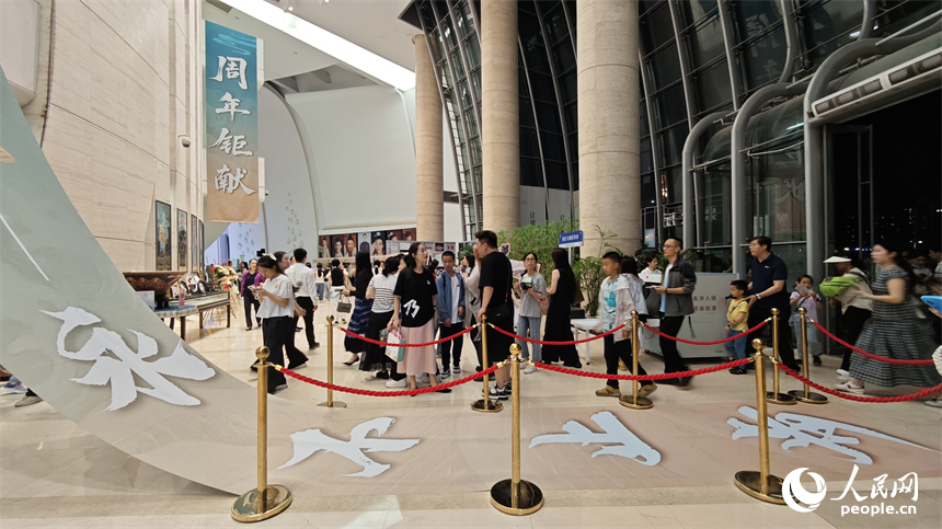 演出開場前，觀眾們紛紛拍照打卡，現場熱鬧非凡。人民網 涂詩軒攝