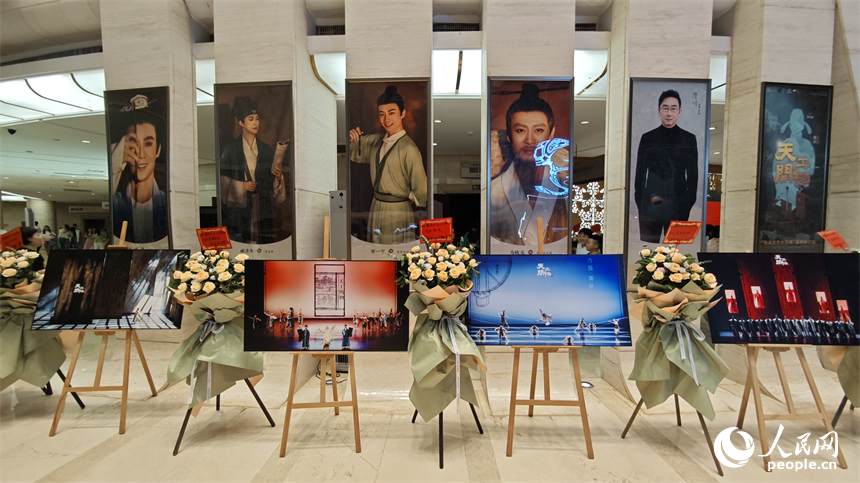 演出開場前，觀眾們紛紛拍照打卡，現場熱鬧非凡。人民網 涂詩軒攝