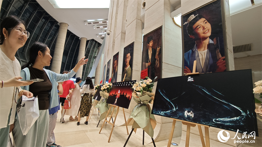 演出開場前，觀眾們紛紛拍照打卡，現場熱鬧非凡。人民網 涂詩軒攝