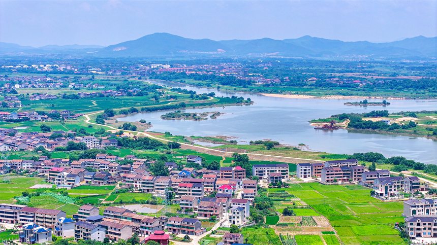 2025年6月4日，在江西省撫州市臨川區上頓渡鎮周家村，水量充沛的河流與農田、民居相映成趣。郭昊攝