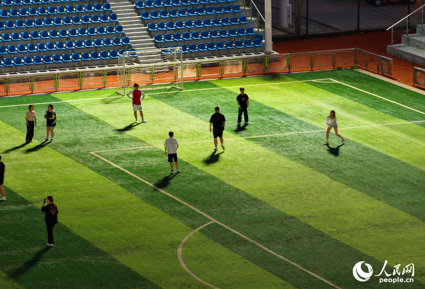 市民們在南昌市贛江畔的體育公園里拋飛盤。人民網記者 毛思遠攝