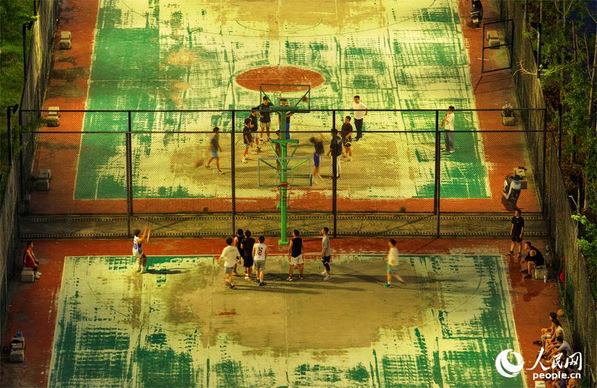 市民們在南昌市贛江畔的體育公園里打籃球。人民網記者 毛思遠攝