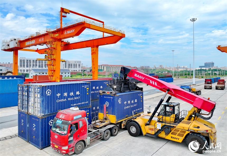 贛州國際陸港的鐵海聯運集裝箱裝卸運輸作業有序進行。人民網 朱海鵬攝