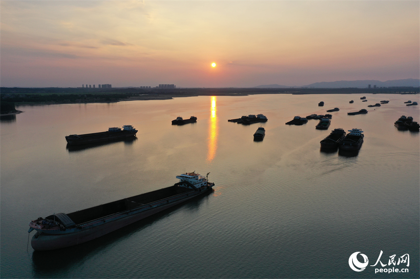 姚灣綜合碼頭旁的水面上停泊著貨輪。人民網記者 時雨攝