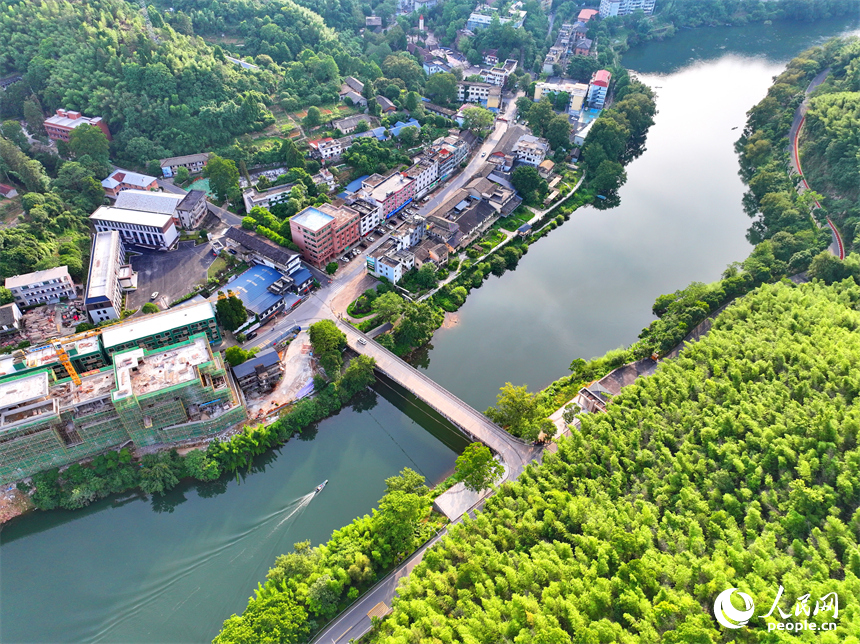 贛州市上猶縣陡水鎮，車輛在農村公路上行駛，沿線水清景美綠意濃。人民網 朱海鵬攝