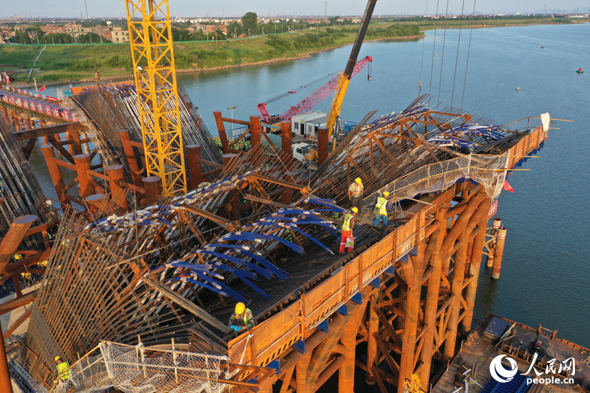 昌南大橋的施工現場，施工人員在汛期搶抓工期，為大橋建設按下“快進鍵”。人民網記者 時雨攝