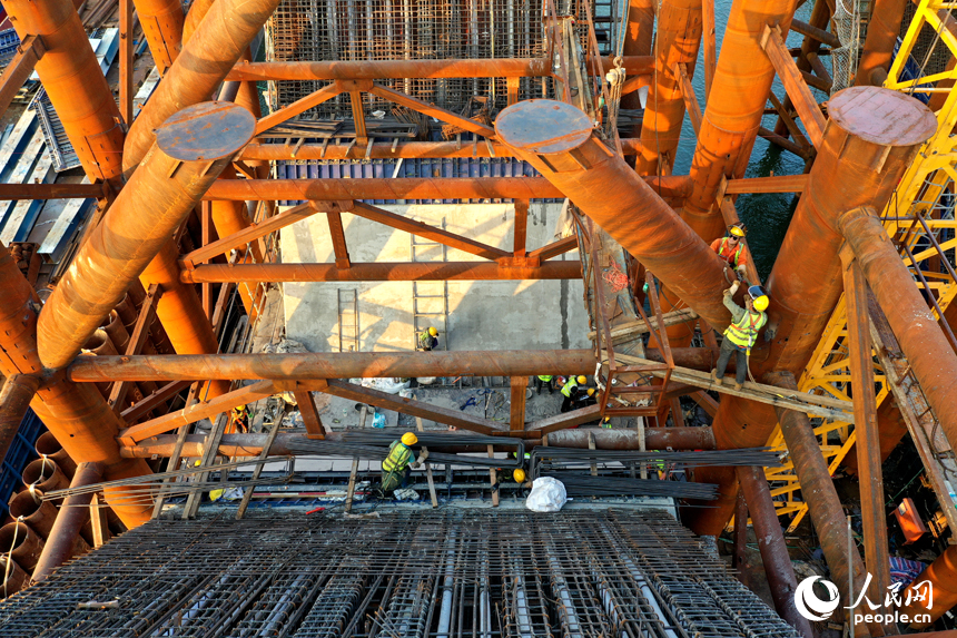 昌南大橋的施工現場，施工人員在汛期搶抓工期，為大橋建設按下“快進鍵”。人民網記者 時雨攝