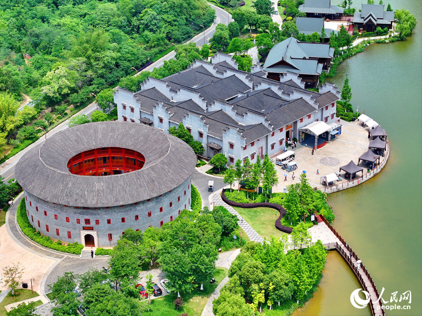 南康家居小鎮，一棟棟造型別致、風格各異的特色建筑與河湖濕地水景相映相襯。人民網 朱海鵬攝
