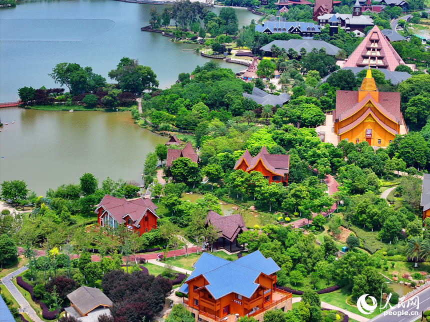 南康家居小鎮，一棟棟造型別致、風格各異的特色建筑與河湖濕地水景相映相襯。人民網 朱海鵬攝