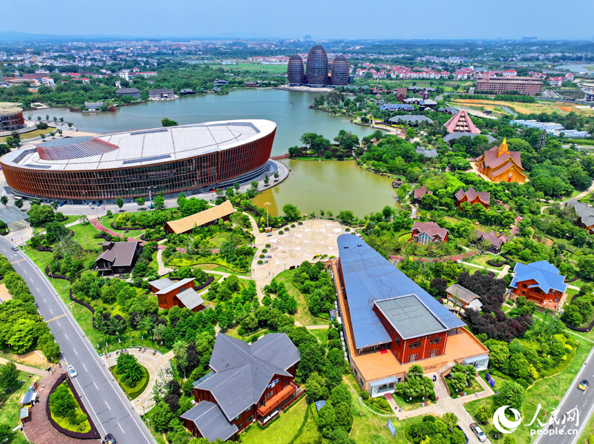 南康家居小鎮，一棟棟造型別致、風格各異的特色建筑與河湖濕地水景相映相襯。人民網 朱海鵬攝