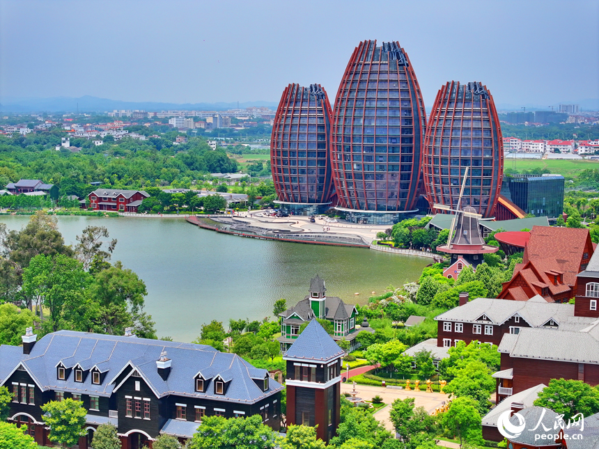 南康家居小鎮，一棟棟造型別致、風格各異的特色建筑與河湖濕地水景相映相襯。人民網 朱海鵬攝