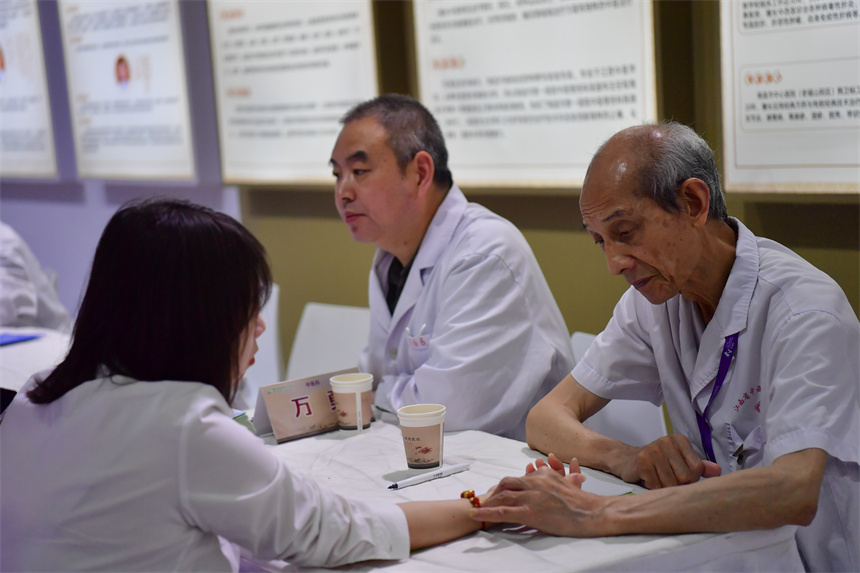 在國際大健康產業大會暨博覽會上，中醫醫生為患者把脈。人民網記者 時雨攝