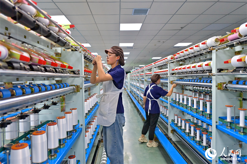 江西申華新材料有限公司5G智慧車間內，工人在加工錦綸紡絲新材料產品。人民網 朱海鵬攝