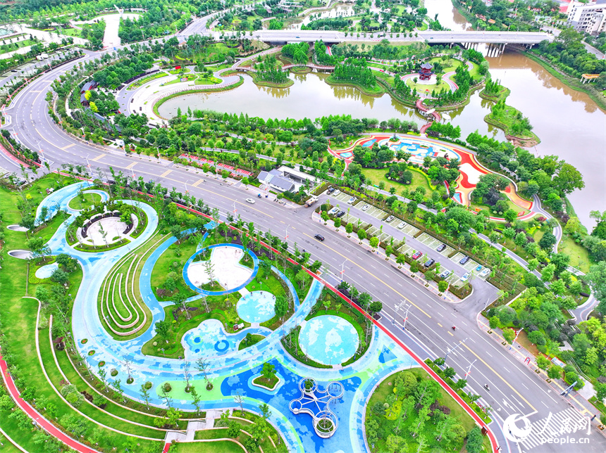 瑞金市象湖鎮金瑞灣公園，樹木郁郁蔥蔥，游步道、兒童游樂區、球場設施齊全，吸引許多市民前來健身游玩。人民網 朱海鵬攝