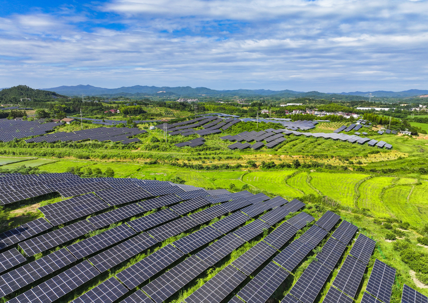南豐縣桑田鎮古城村，鱗次櫛比的太陽能光伏板與青山綠樹、村莊田園相互映襯，大地猶如披上藍色“外衣”。謝東攝