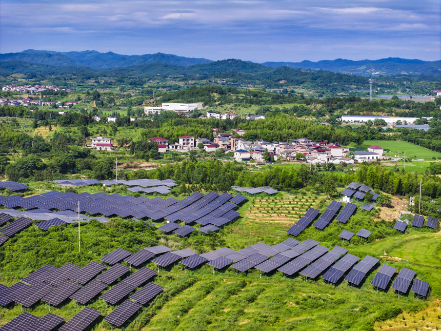 南豐縣桑田鎮古城村，鱗次櫛比的太陽能光伏板與青山綠樹、村莊田園相互映襯，大地猶如披上藍色“外衣”。謝東攝