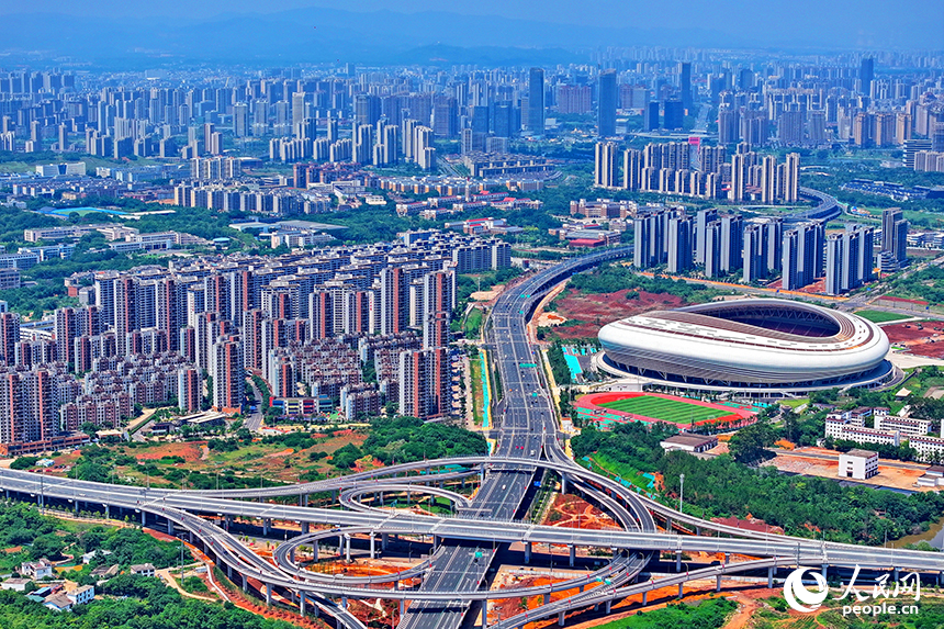 贛州市贛南大道潭東立交上的車輛往來穿梭。人民網 朱海鵬攝