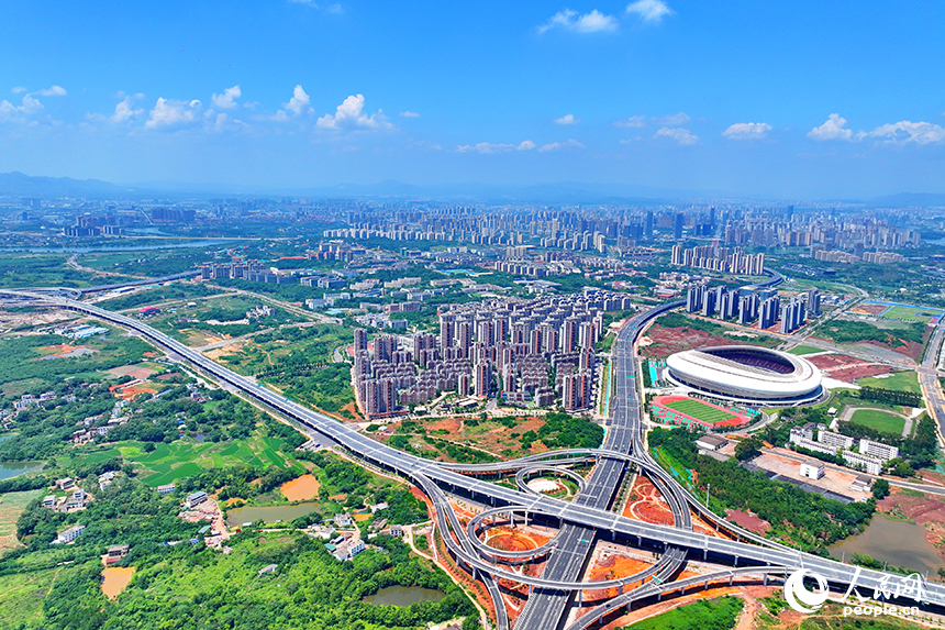 贛州市贛南大道潭東立交上的車輛往來穿梭。人民網 朱海鵬攝