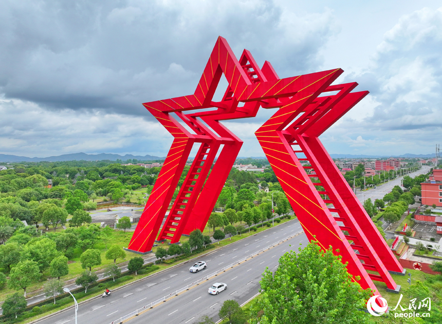 瑞金市葉坪鎮葉坪村，“勝利之門”地標蔚為壯觀，周邊鱗次櫛比的房屋與郁郁蔥蔥的田園、山丘、樹木相映成景。人民網 朱海鵬攝