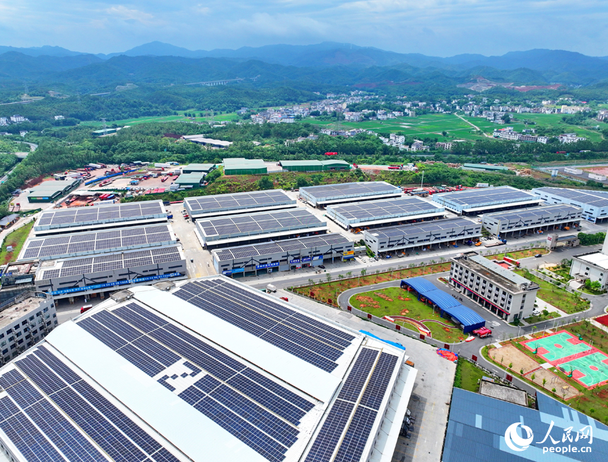 贛州市南康區贛州國際陸港物流企業廠房屋頂，太陽能光伏發電板依次排列、熠熠生輝。人民網 朱海鵬攝