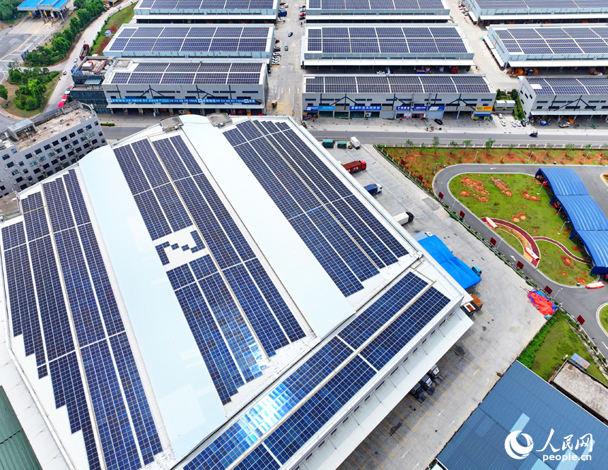 贛州市南康區贛州國際陸港物流企業廠房屋頂，太陽能光伏發電板依次排列、熠熠生輝。人民網 朱海鵬攝