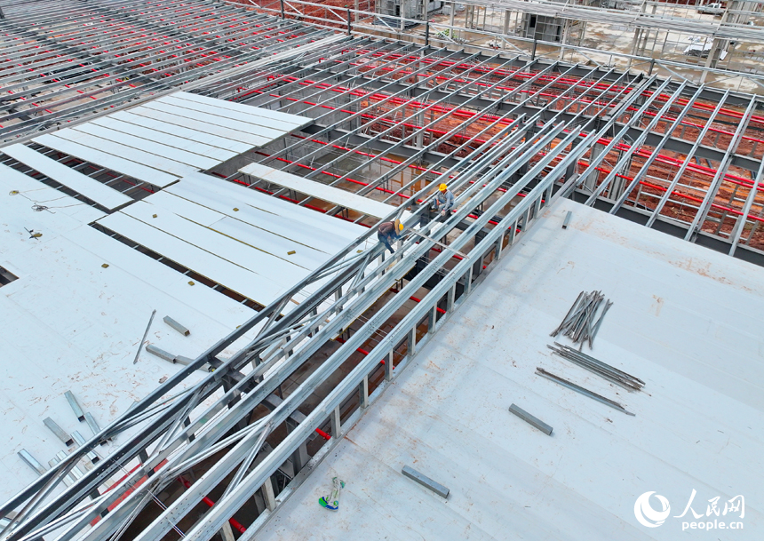 贛州市南康區贛州國際陸港的一家物流企業廠房，工人在搭建光伏屋頂。人民網 朱海鵬攝