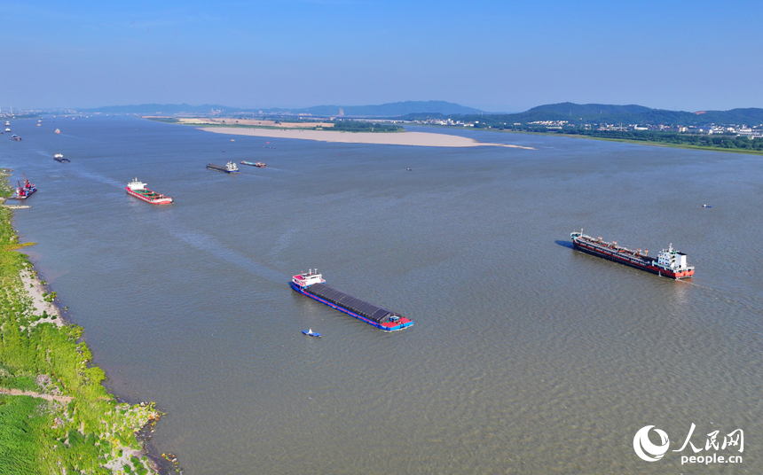 九江市柴桑區江洲鎮的長江段航道，運輸船舶有序航行。人民網 朱海鵬攝