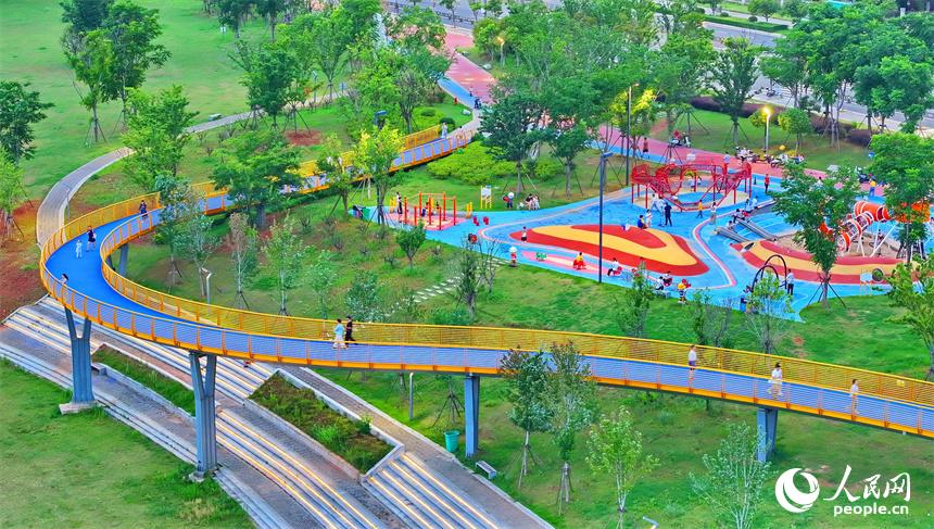 南昌市紅谷灘區贛江市民公園，漫游長廊、休閑步道、兒童樂園等功能型、游樂類設施成為市民健身鍛煉的好去處。人民網 朱海鵬攝