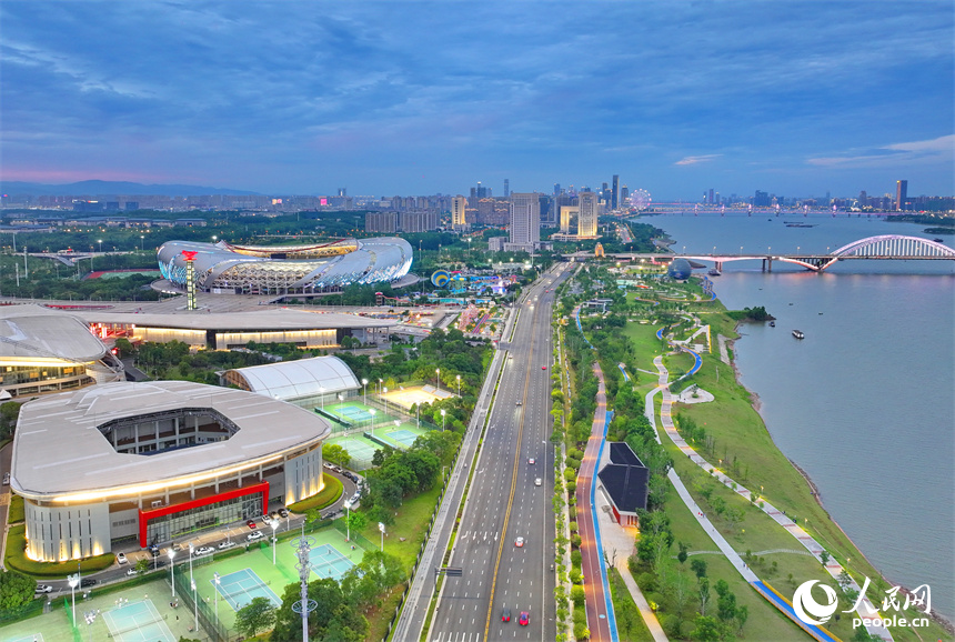 南昌市紅谷灘區贛江市民公園，漫游長廊、休閑步道、兒童樂園等功能型、游樂類設施成為市民健身鍛煉的好去處。人民網 朱海鵬攝