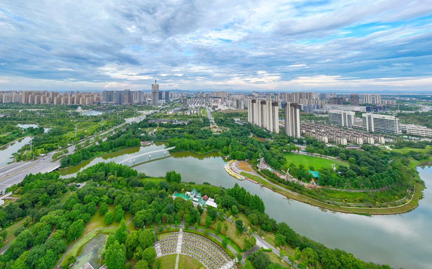 2025年6月14日，江西省撫州市三翁花園里，樹木郁郁蔥蔥，花園觀賞、游步道、水上游樂等設施齊全，吸引許多市民前來游玩。郭昊攝