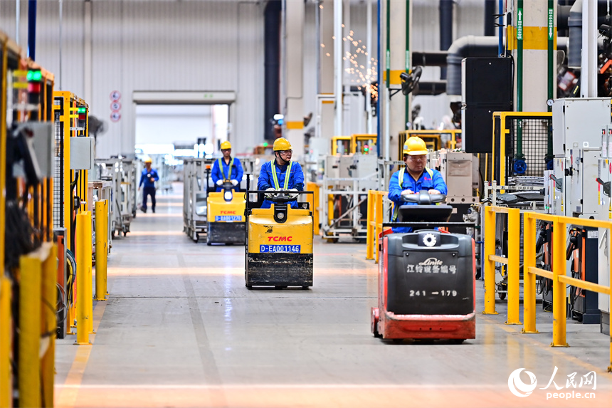 江鈴汽車富山工廠數字化車間內，智能焊裝機械臂有序運轉，工人在生產線上忙碌。人民網 朱海鵬攝