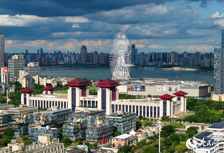 云海之下，高樓、街道與公園、河流相互交織，構成一幅秀美的都市生態畫卷。人民網記者 毛思遠攝