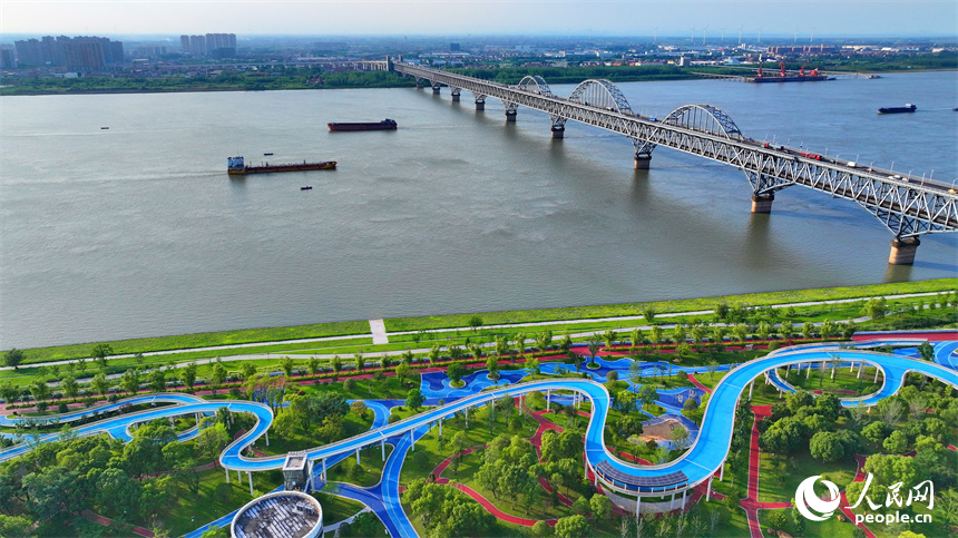 長江國家文化公園九江城區段，蜿蜒的游步道與周邊建筑、綠樹、碧水相映成景。人民網 朱海鵬攝