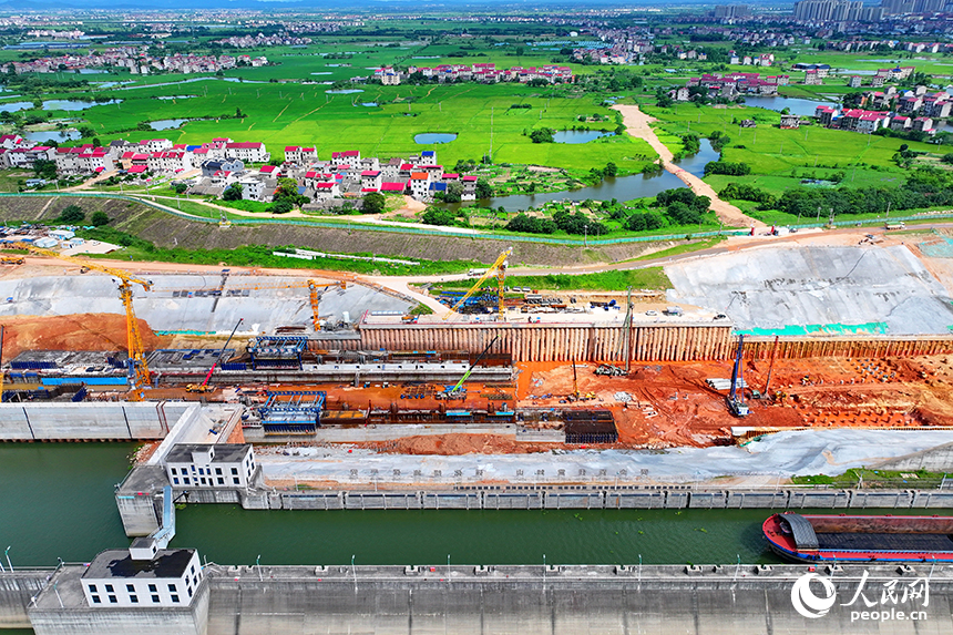 豐城市贛江龍頭山樞紐二線船閘項目工地塔吊林立，工人在進行航道船閘混凝土澆筑。人民網 朱海鵬攝